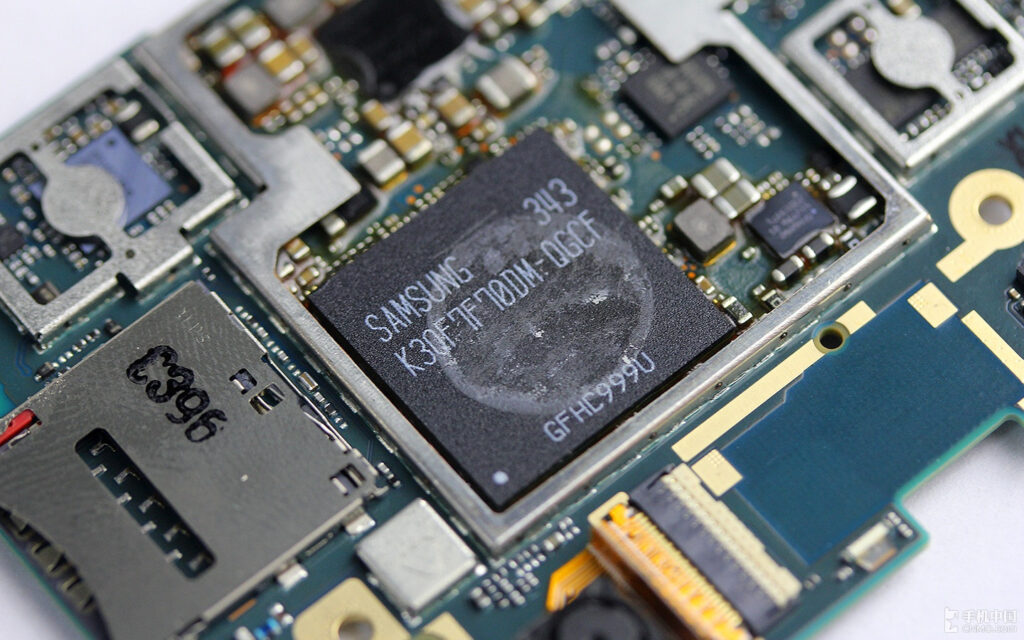 Половину рынка чипов памяти для смартфонов контролирует Samsung